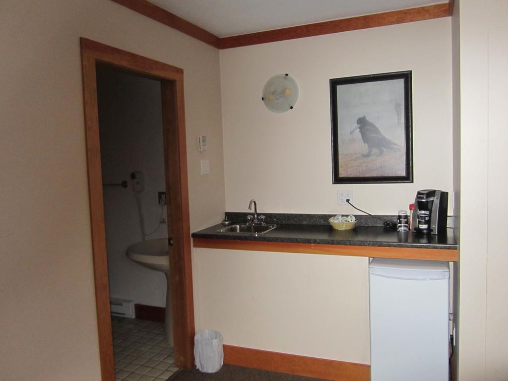 The Lodge At Skeena Landing Террас Экстерьер фото
